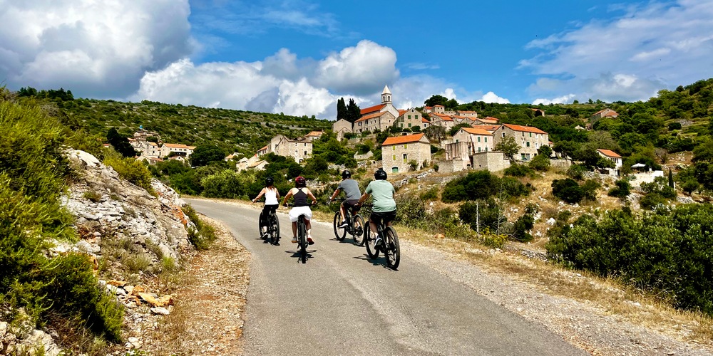 Hvar Island E-Bike Tour with Wine Tasting and Starters 
